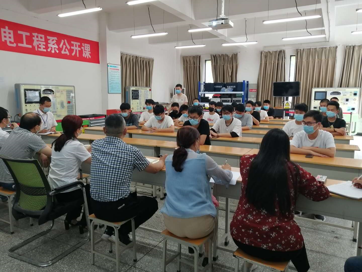 汽车与机电工程系召开学生座谈会3.jpg