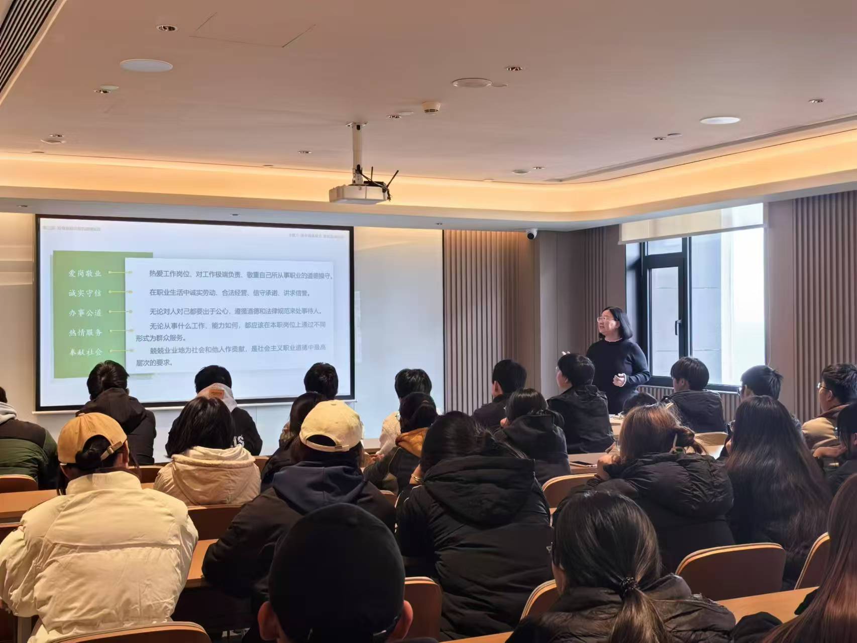 24级酒店管理与数字化运营专业学生在全季酒店的一节思政课_院部新闻_河南林业职业学院旅游与食品学院