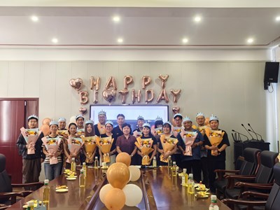 温情七月 同心逐光　----我校举办教职工集体生日会