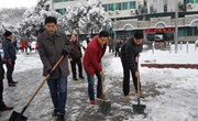 后勤党支部组织党员志愿者清扫积雪