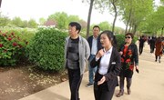 吴国新书记看望经贸系国际牡丹园实习学生