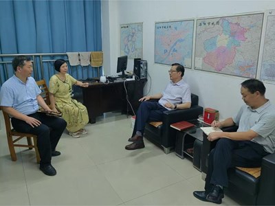 校长陈红卫调研图书馆工作