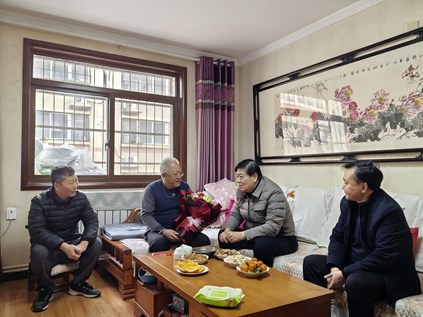 春节前夕，我校开展走访慰问老党员、老干部活动