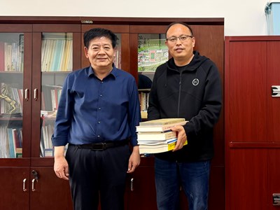 校党委书记李书民向图书馆捐赠图书