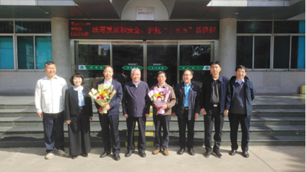 我校为退休老教师举行荣休仪式