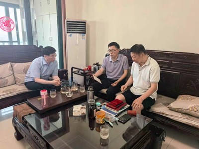 粽叶飘香暖桑榆 端午关怀送温情——我校离退办开展端午节慰问退休教职工活动