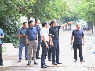 校长陈红卫带队全面检查校园假期施工情况