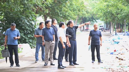 校长陈红卫带队全面检查校园假期施工情况