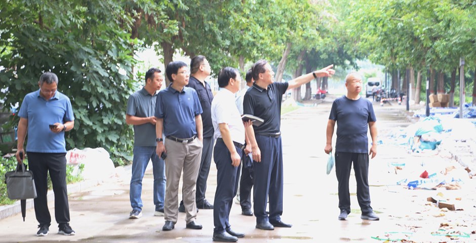 校长陈红卫带队全面检查校园假期施工情况