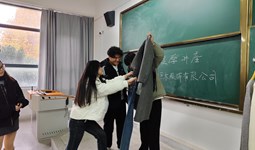 服装搭配美学专题讲座在商务学院成功举办