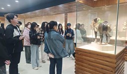 以考促学践初心 非遗研学助成长——商务学院25级市营专业开展三彩小镇专业考察