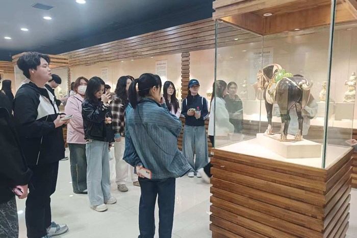 以考促学践初心 非遗研学助成长——商务学院25级市营专业开展三彩小镇专业考察