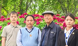 商务学院学子在洛阳牡丹花会实习中为牡丹产业专家讲解获赞誉