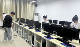 劳动促成长 机房焕新颜——信息工程学院学生积极参与机房清扫公益劳动