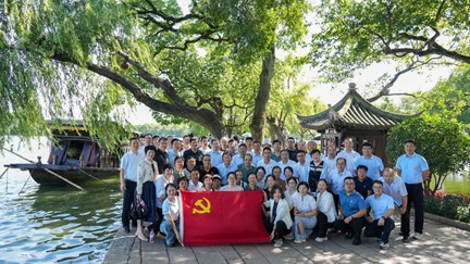 我校组织党员干部在嘉兴南湖开展主题党日活动