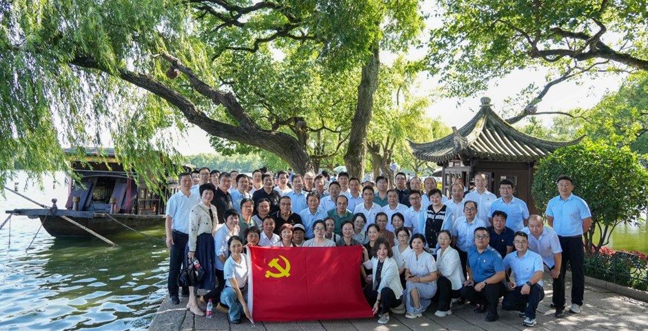 我校组织党员干部在嘉兴南湖开展主题党日活动